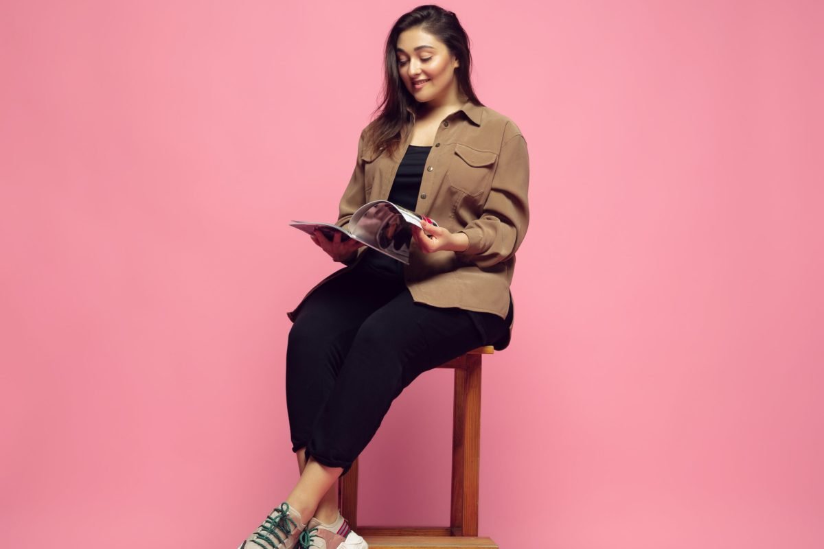 Fashionable, stylish. Young woman in casual wear on studio background. Bodypositive character, feminism, loving herself, beauty concept. Plus size businesswoman, beautiful girl. Inclusion, diversity.